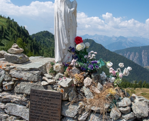 La madonnina e la targa che ricorda Tolstoj