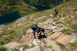 il ripido sentiero in discesa verso i laghi