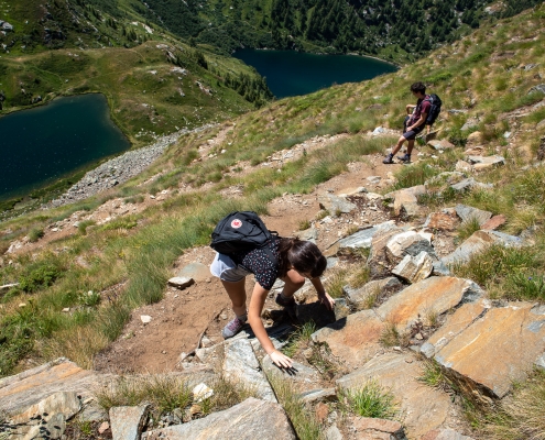 Il ripido sentiero in discesa verso i laghi