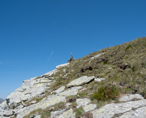 One of the cairns to follow