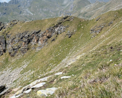 Il sentiero 6A risale fino al Colletto Valnera