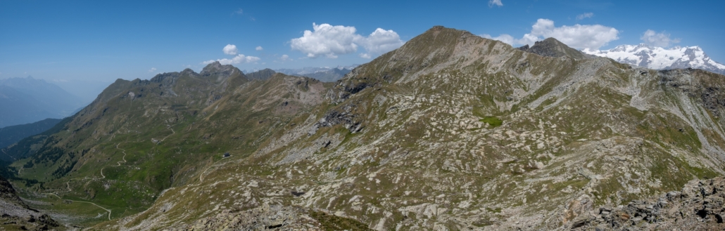 Panoramica dalla vetta verso il Corno Bussola a sinistra e Punta Valfredda a destra