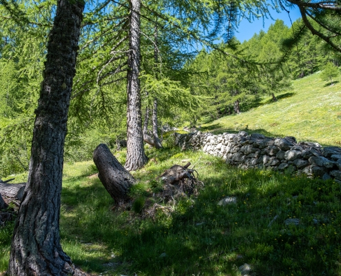 Alla fine del muretto, si taglia a destra