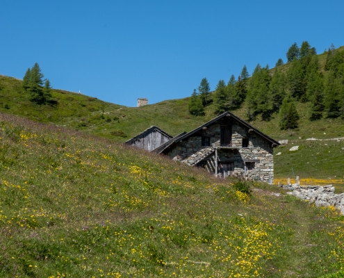 The cabins of upper Ranzola, behind them the pass