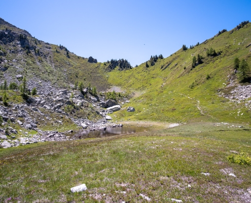 Il lago Gombetta e il Colle della Garda