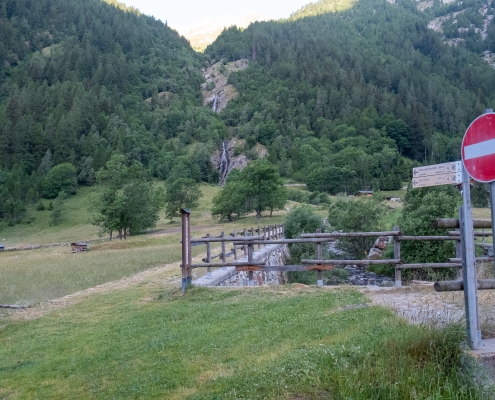 From the road, the signs for trail 4: climb up to the waterfall