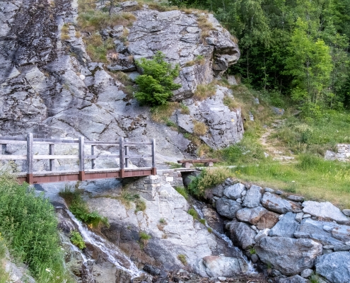 L'inizio del sentiero 4 accanto alla cascata