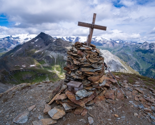 The little summit cairn of Corno Vitello, Testa Grigia in the background