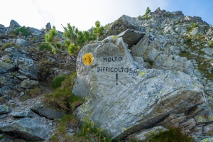 L'avvertimento lungo la salita al Mont Rena