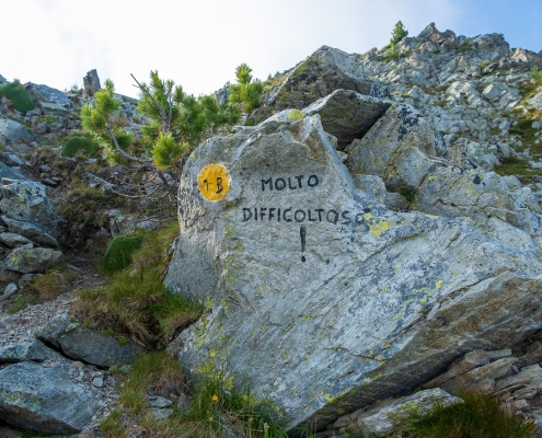 The warning along the ascent to Mont Rena