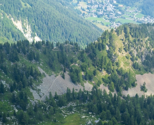 Dalla vetta del Taille, il sentiero 1B che sale verso il Belvedere