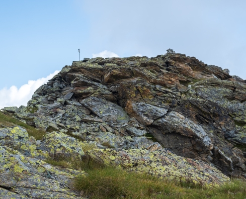 Il cartello che indica la vetta del monte Taille