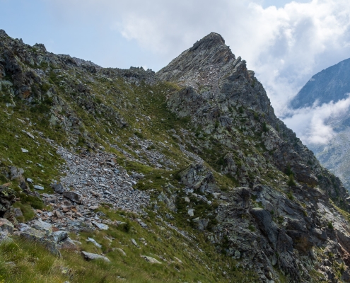 Il sentiero gira attorno a questa anonima montagna