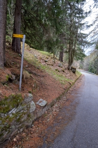 The post indicating the beginning of the trail