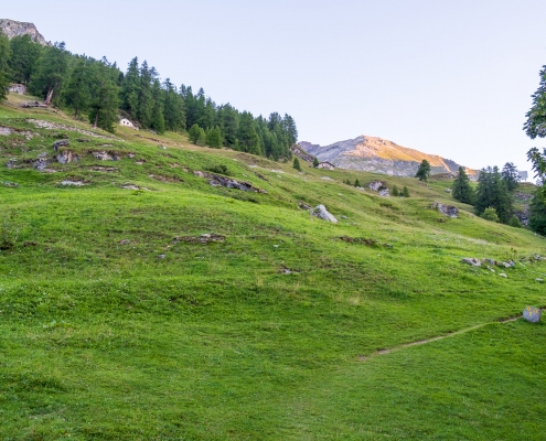 Dopo Alpenzu, si sale verso nord in direzione della baita a destra