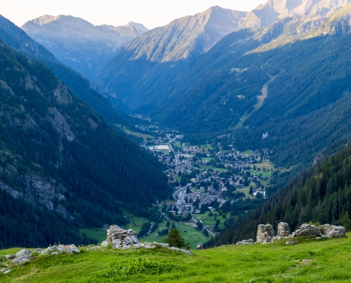 Si superano alcuni ruderi prima di arrivare a Montil