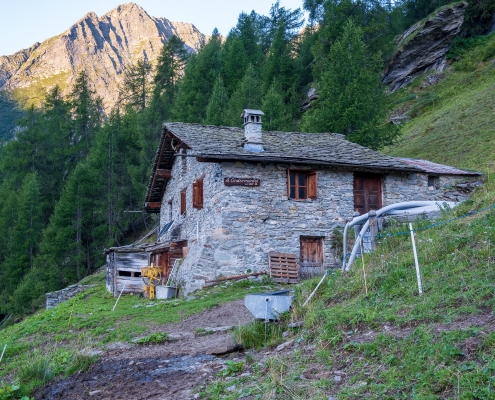 This hut is at 1915m (although the sign  