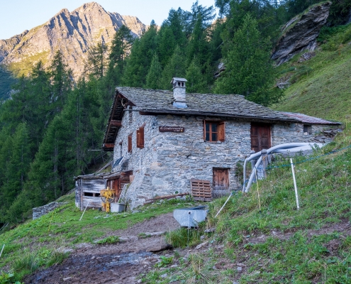 Questa baita è a 1915m (anche se il cartello dice 2001, si riferisce a Montil Inferiore)