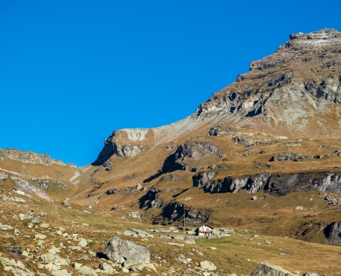 In arrivo a Loasche, in alto il Colle Pinter