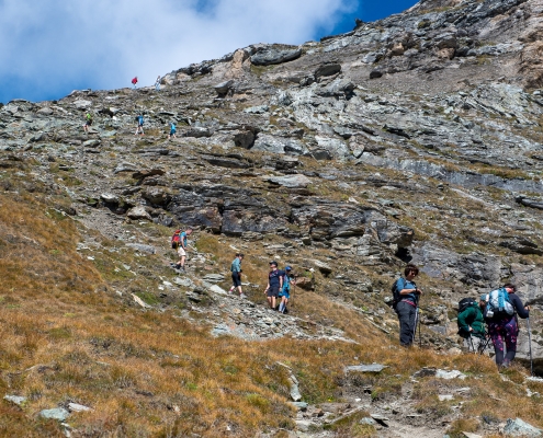 Escursionisti in salita e in discesa