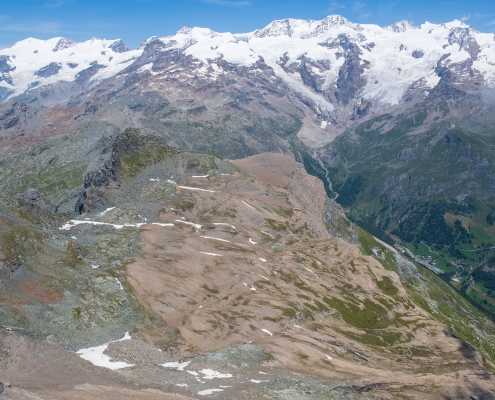 Guardando verso nord, l'altopiano alla base di Rothorn e piccolo Rothorn