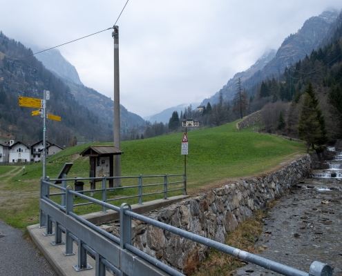 After passing the power plant, the path climbs up along the creek