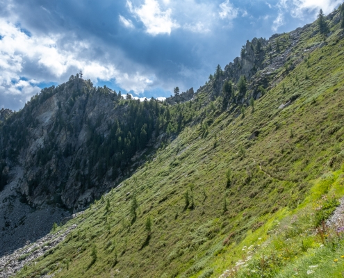 Il sentiero che dal Passo di Pra Bianco scende verso il Colle della Garda