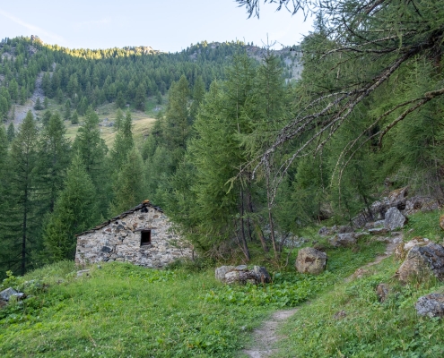 La baita diroccata subito dopo il bivio