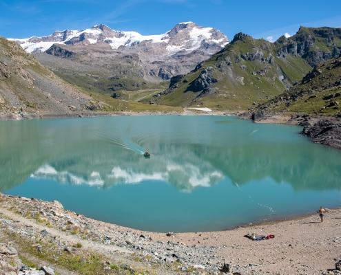 Superata la casa del guardiano il sentiero costeggia il lago