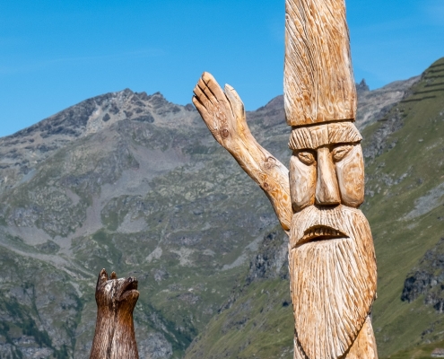 Le sculture di legno accanto alla cappella