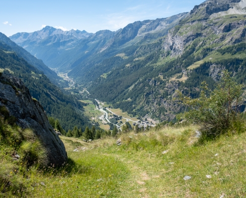 Guardando verso La Trinité dall'arrivo a Punta Jolanda