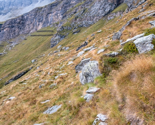 Si sale a destra delle barriere antivalanga