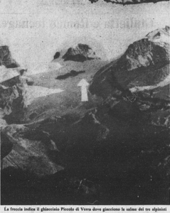 La freccia indica il ghiacciaio piccolo di Verra dove giacciono le salme dei tre alpinisti