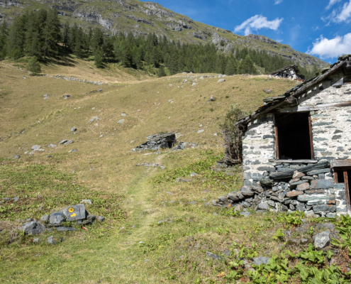 The lodge with directions to trail 7B