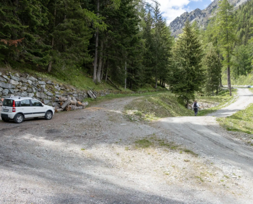 À ce croisement, prenez la route de droite