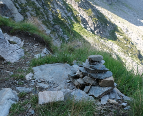 Le cairn situé au croisement avec le sentier 3