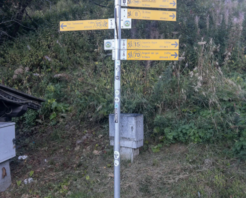 I segnavia all'inizio del sentiero