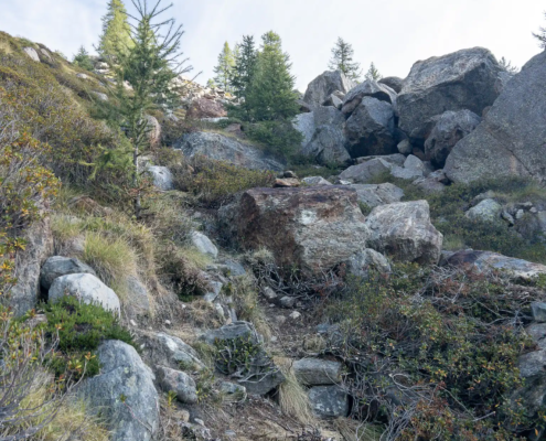 Il sentiero sale a sinistra delle rocce