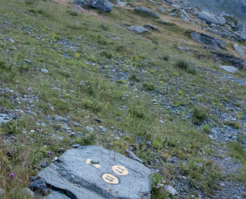 At this arrow, the trail climbs to the left At this arrow, the trail climbs to the left
